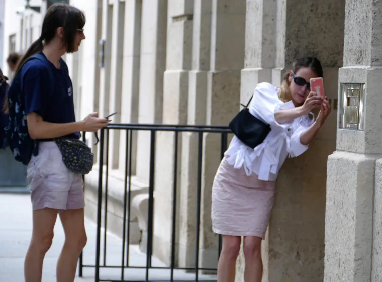 KUĆA MILIJUNAŠA PEDOFILA POSTALA TURISTIČKA ATRAKCIJA: Žene se naslikavaju, a roditelji fotografiraju djecu
