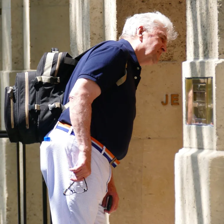 KUĆA MILIJUNAŠA PEDOFILA POSTALA TURISTIČKA ATRAKCIJA: Žene se naslikavaju, a roditelji fotografiraju djecu