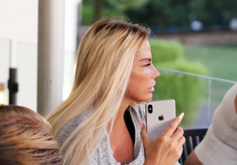 Bivši britanski model Katie Price  Jordan oporavlja se nakon zadnjeg u nizu estetskih zahvata.  Prvi puta u u javnosti pokazala je ožiljke  nakon operacije u Istanbulu