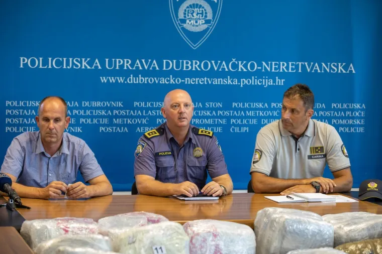 Vrijednost zapljenjene droge procjenjuje se na oko pet milijuna kuna, a 15 milijuna u maloprodaji na crnom trži&scaron;tu