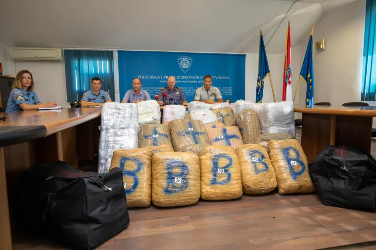 Vrijednost zapljenjene droge procjenjuje se na oko pet milijuna kuna, a 15 milijuna u maloprodaji na crnom trži&scaron;tu