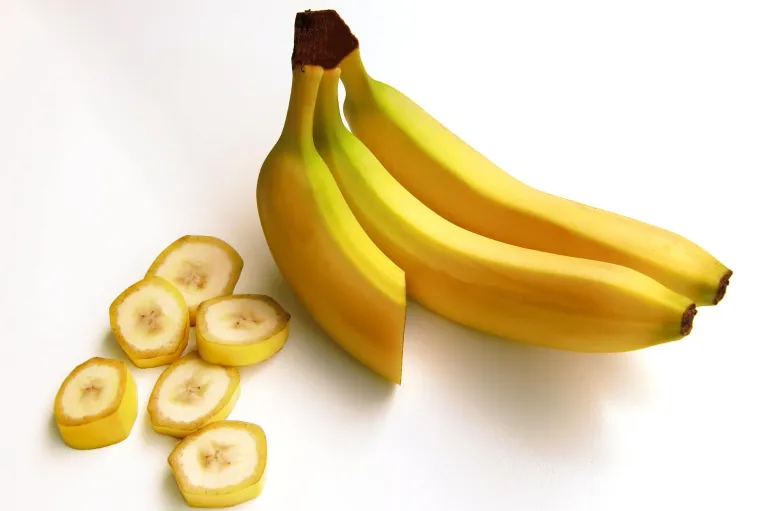 Mnoge osobe koje žele smršavjeti odmah izbacuju banane s menija. Međutim, banane sadrže kalij, vitamine B i C, magnezij, vlakna i vrlo malo masti. Sadrže nutrijente koji drži krvni šećer stabilnim te potiču probavu i metabolizam.