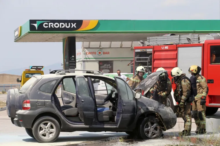 Izbjegnuta tragedija: Auto planuo na ulazu na benzinsku crpku, vozačica se uspjela na vrijeme spasiti