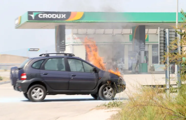 Izbjegnuta tragedija: Auto planuo na ulazu na benzinsku crpku, vozačica se uspjela na vrijeme spasiti