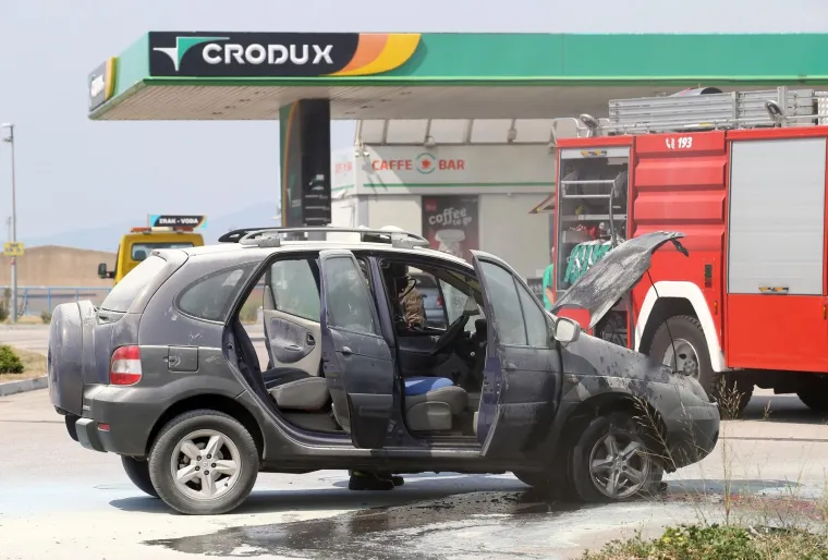 Izbjegnuta tragedija: Auto planuo na ulazu na benzinsku crpku, vozačica se uspjela na vrijeme spasiti