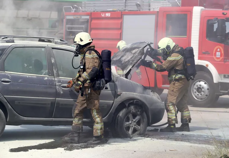 Izbjegnuta tragedija: Auto planuo na ulazu na benzinsku crpku, vozačica se uspjela na vrijeme spasiti