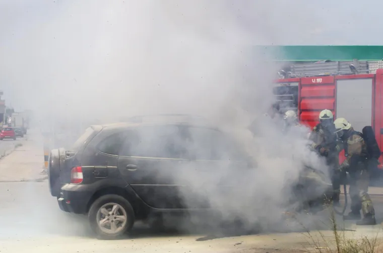 Izbjegnuta tragedija: Auto planuo na ulazu na benzinsku crpku, vozačica se uspjela na vrijeme spasiti