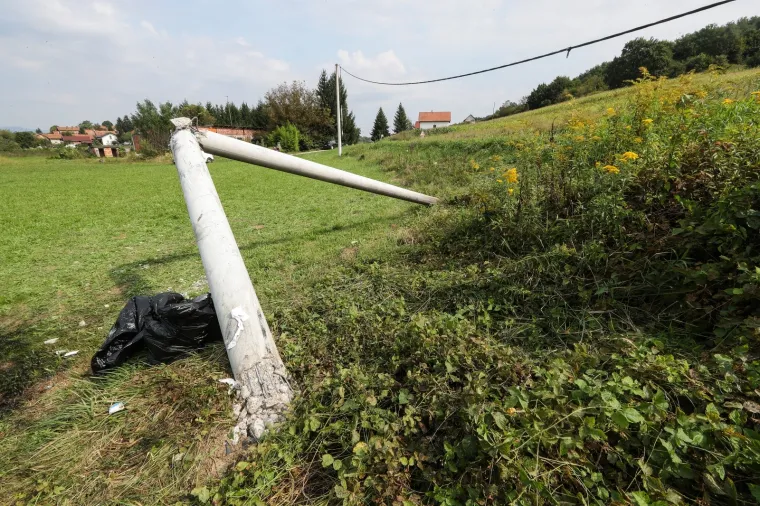 U mjestu Bedenica u prometnoj nesreći je smrtno stradala mlađa ženska osoba. Vozačica je sletjela s ceste i udarila u betonski stup javne rasvjete