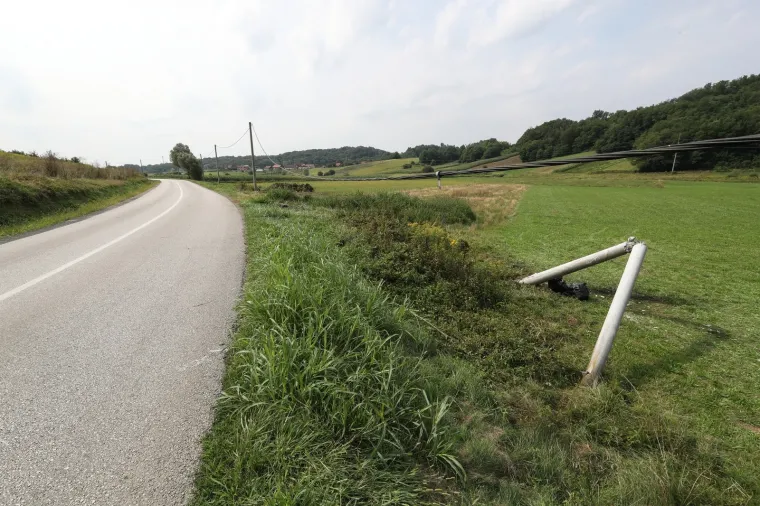 U mjestu Bedenica u prometnoj nesreći je smrtno stradala mlađa ženska osoba. Vozačica je sletjela s ceste i udarila u betonski stup javne rasvjete