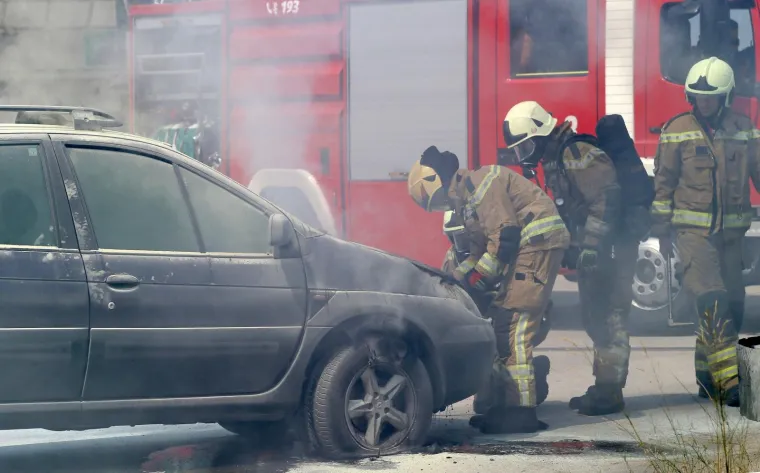 Na ulazu u Croduxovu benzinsku postaju u Splitu, na Dujmovači, zapalio se osobni automobil. Zahvaljujući pravovremenoj intervenciji vatrogasaca brzo je ugašen.
