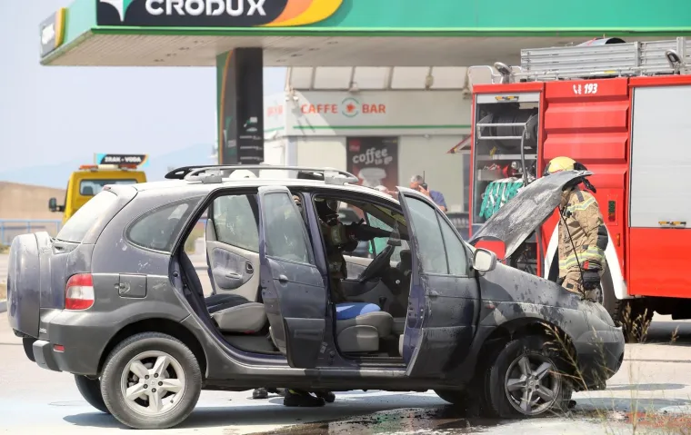 SEKUNDE DO KATASTROFE: Planuo auto na ulazu u splitsku benzinsku!