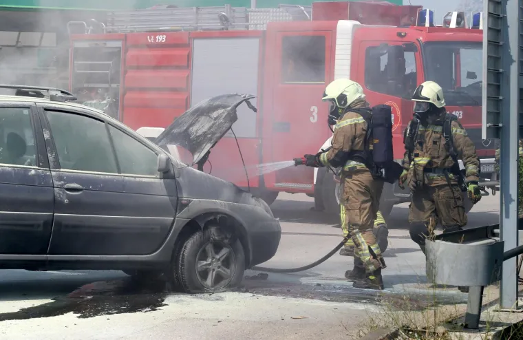 SEKUNDE DO KATASTROFE: Planuo auto na ulazu u splitsku benzinsku!