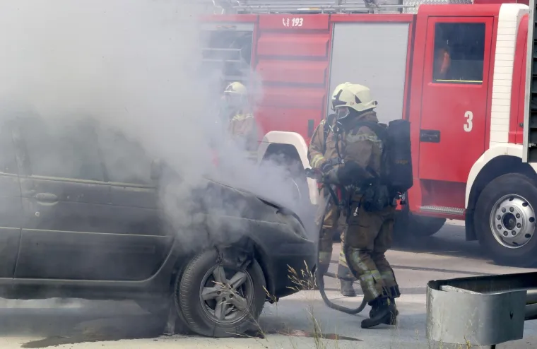 SEKUNDE DO KATASTROFE: Planuo auto na ulazu u splitsku benzinsku!