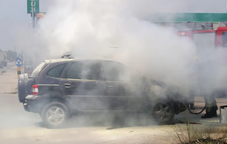 SEKUNDE DO KATASTROFE: Planuo auto na ulazu u splitsku benzinsku!