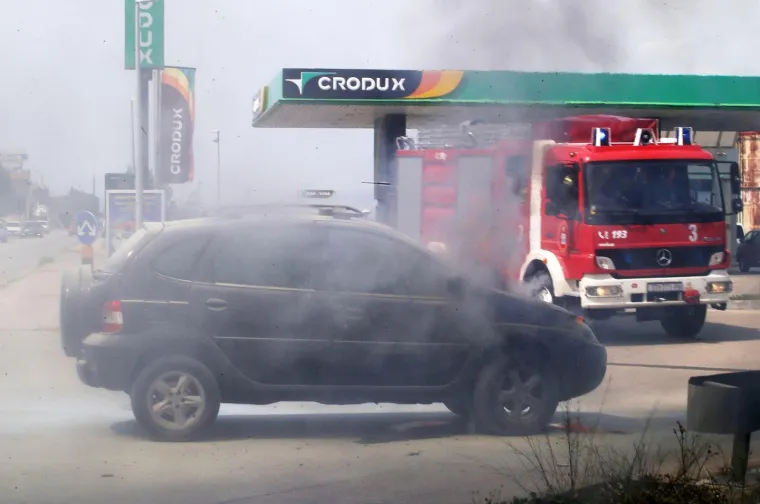 SEKUNDE DO KATASTROFE: Planuo auto na ulazu u splitsku benzinsku!