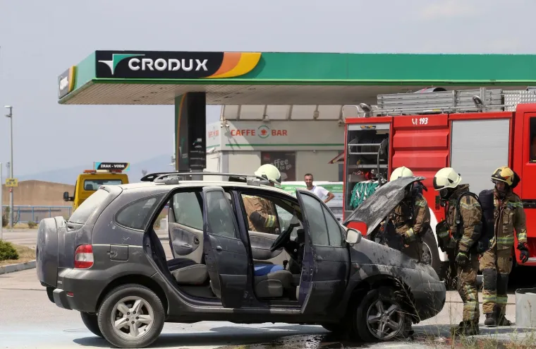 SEKUNDE DO KATASTROFE: Planuo auto na ulazu u splitsku benzinsku!