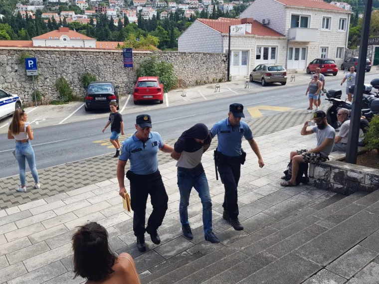 Ovo su mu&scaron;karci koji su 'pali' na granici zbog krijumčarenja 342 kila 'trave'