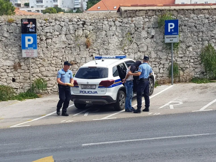 Ovo su mu&scaron;karci koji su 'pali' na granici zbog krijumčarenja 342 kila 'trave'