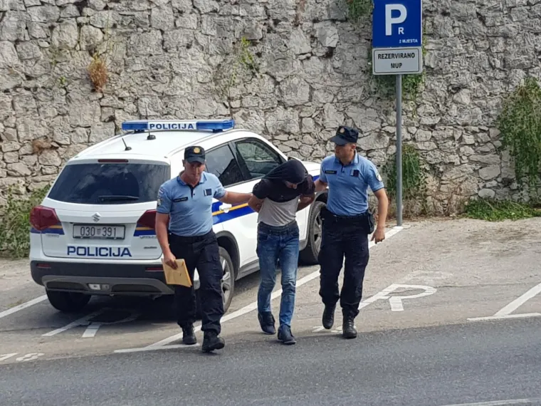 Ovo su mu&scaron;karci koji su 'pali' na granici zbog krijumčarenja 342 kila 'trave'