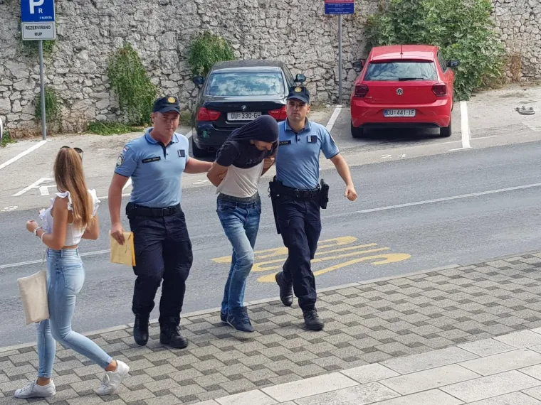 Ovo su mu&scaron;karci koji su 'pali' na granici zbog krijumčarenja 342 kila 'trave'