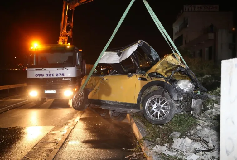 Do nesreće je do&scaron;lo u 20:40 sati kada je mu&scaron;karac prilikom upravljanja osobnim automobilom Mini cooper izletio s ceste i udario u betonski te se potom prevrnuo na bok.
