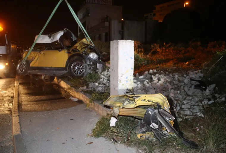 Policija moli očevice prometne nesreće da se jave u Postaju prometne policije Split, Put Plokita 81 osobnim dolaskom ili na brojeve telefona 021/504-036, 021/504-010, odnosno na broj 192.