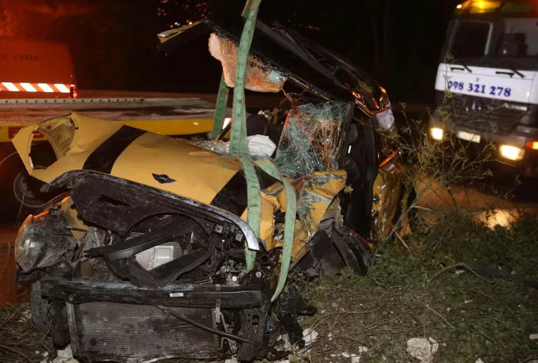 [FOTO] MLADIĆ OVU NESREĆU NIJE MOGAO PREŽIVJETI: Sletio s ceste u Splitu, automobil smrskan do neprepoznatljivosti