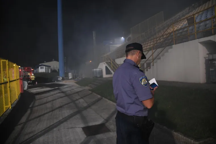 24.08.2019., Zapresic - SRC Zapresic, 6. kolo Hrvatski telekom Prve HNL: Inter Zapresic - Lokomotiva.Izbio pozar na stadionu nakon sto je eksplodirala zarulja na reflektoru . Iskra koja je pala zapalila je najlon.
Photo: Josip Regovic/PIXSELL