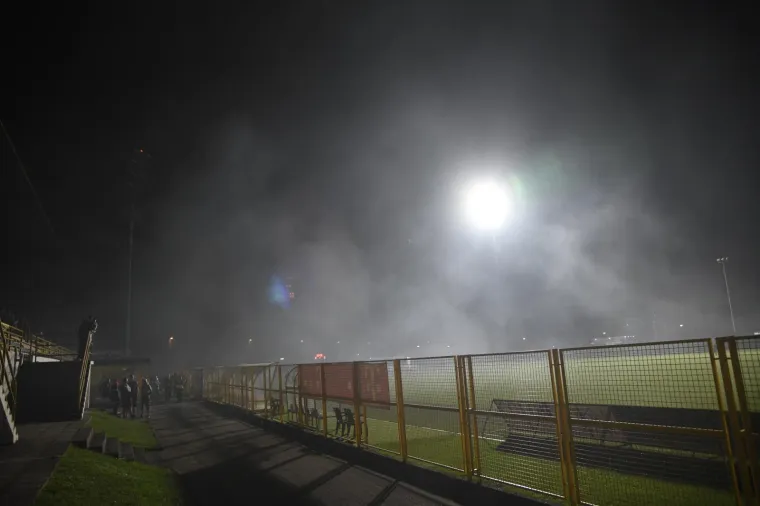 24.08.2019., Zapresic - SRC Zapresic, 6. kolo Hrvatski telekom Prve HNL: Inter Zapresic - Lokomotiva.Pozar izbio na stadionu nakon sto je eksplodirala zarulja na reflektoru, a iskra koja je pala na najlon zapalila ga je. 
Photo: Josip Regovic/PIXSELL