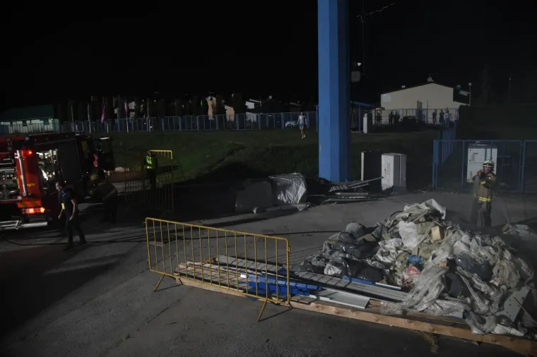 24.08.2019., Zapresic - SRC Zapresic, 6. kolo Hrvatski telekom Prve HNL: Inter Zapresic - Lokomotiva.Pozar izbio na stadionu nakon sto je eksplodirala zarulja na reflektoru, a iskra koja je pala na najlon zapalila ga je. 
Photo: Josip Regovic/PIXSELL