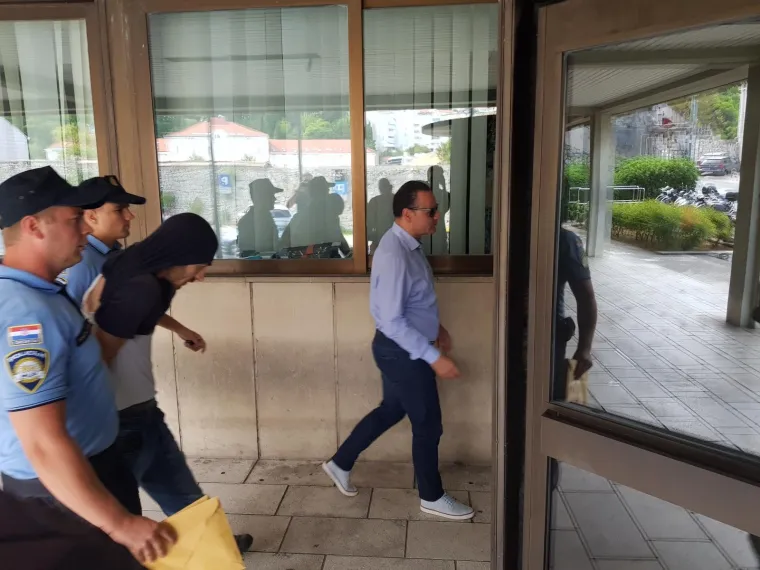 OVO SU OSUMNJIČENI ZA POKU&Scaron;AJ PRIJENOSA 340 KG MARIHUANE PREKO GRANICE: &Scaron;ef turističke agencije i vozač autobusa poku&scaron;ali se sakriti od javnosti