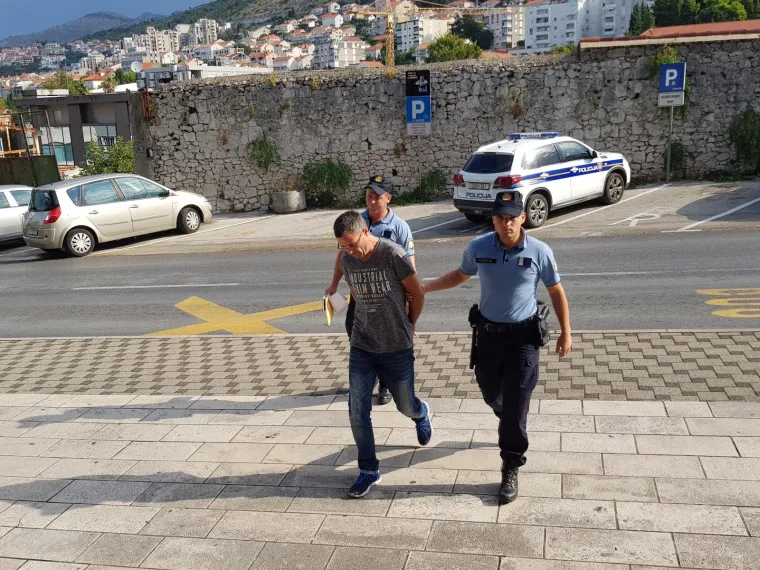 Privođenje osumnjičenih za preno&scaron;enje 340 kg marihuane preko granice