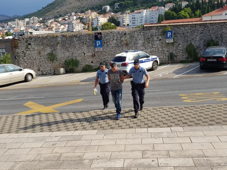 OVO SU OSUMNJIČENI ZA POKU&Scaron;AJ PRIJENOSA 340 KG MARIHUANE PREKO GRANICE: &Scaron;ef turističke agencije i vozač autobusa poku&scaron;ali se sakriti od javnosti