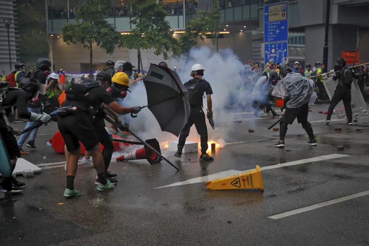 Nemile scene borbi prosvjednika i policije obilaze svijet: U Hong Kongu uhićeno 29 osoba