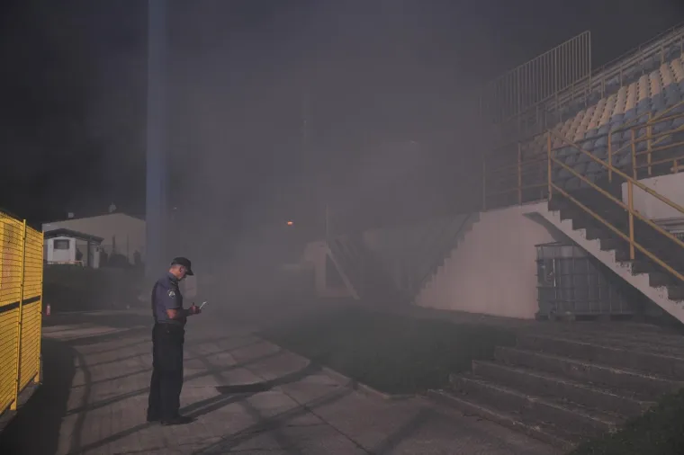 Kaos na utakmici: Na stadionu u Zapre&scaron;iću eksplodirao reflektor, a potom je izbio i požar