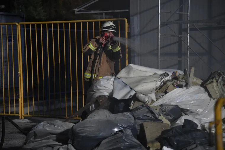 Kaos na utakmici: Na stadionu u Zapre&scaron;iću eksplodirao reflektor, a potom je izbio i požar