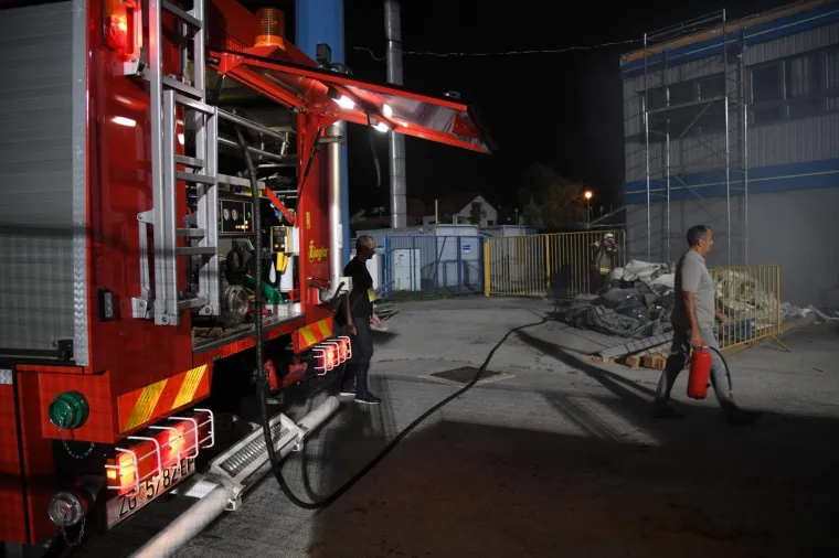 Kaos na utakmici: Na stadionu u Zapre&scaron;iću eksplodirao reflektor, a potom je izbio i požar