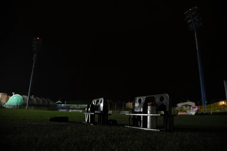 Kaos na utakmici: Na stadionu u Zapre&scaron;iću eksplodirao reflektor, a potom je izbio i požar