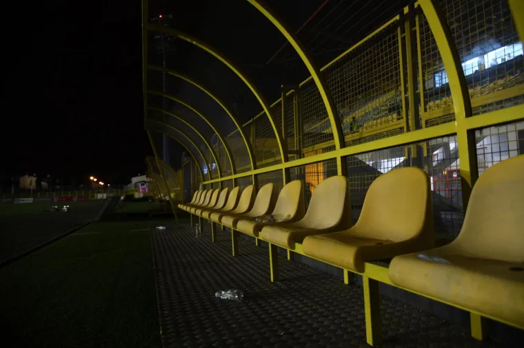Kaos na utakmici: Na stadionu u Zapre&scaron;iću eksplodirao reflektor, a potom je izbio i požar