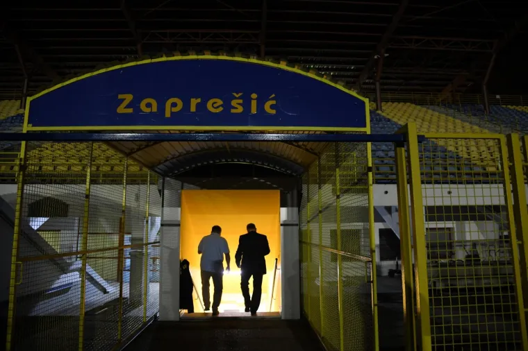 Kaos na utakmici: Na stadionu u Zapre&scaron;iću eksplodirao reflektor, a potom je izbio i požar