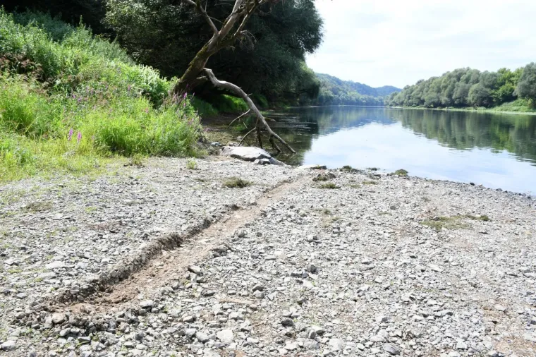 Drama na Kupi: Policija iz tonućeg kombija izvukla 11 migranata, jedna žena preminula, vozač pobjegao