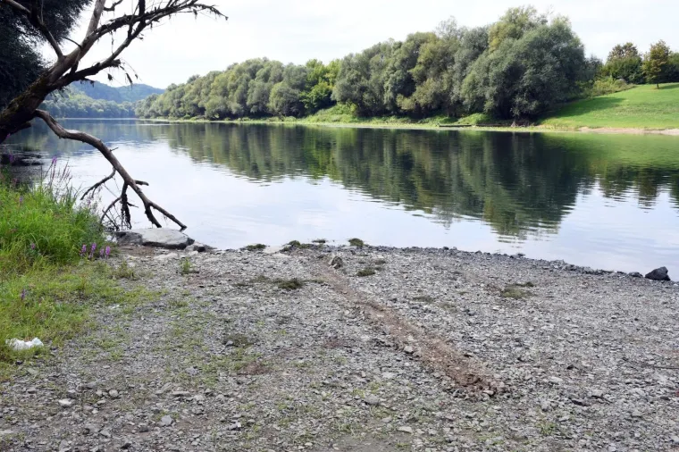 Drama na Kupi: Policija iz tonućeg kombija izvukla 11 migranata, jedna žena preminula, vozač pobjegao