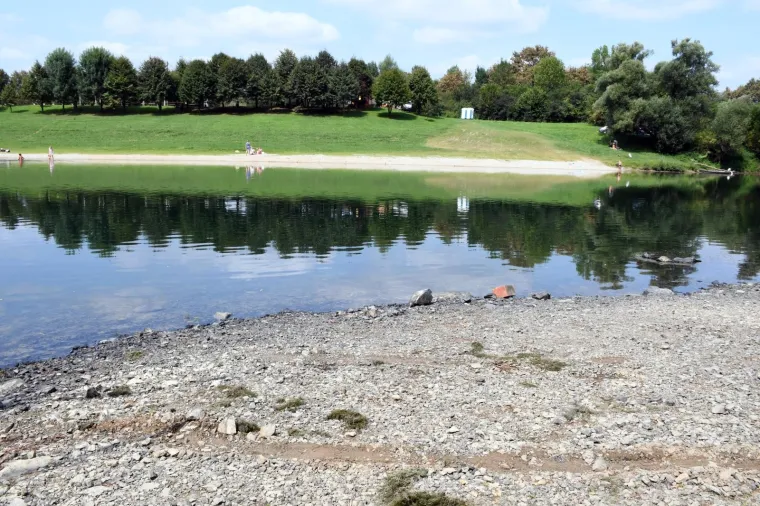 Drama na Kupi: Policija iz tonućeg kombija izvukla 11 migranata, jedna žena preminula, vozač pobjegao