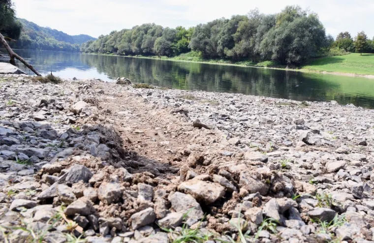 Drama na Kupi: Policija iz tonućeg kombija izvukla 11 migranata, jedna žena preminula, vozač pobjegao