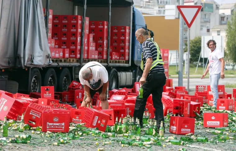 Iz šlepera ispao teret: Gajbe s bocama radlera rasule se po cesti i nogostupu
