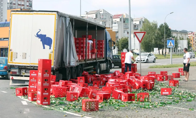 Iz šlepera ispao teret: Gajbe s bocama radlera rasule se po cesti i nogostupu