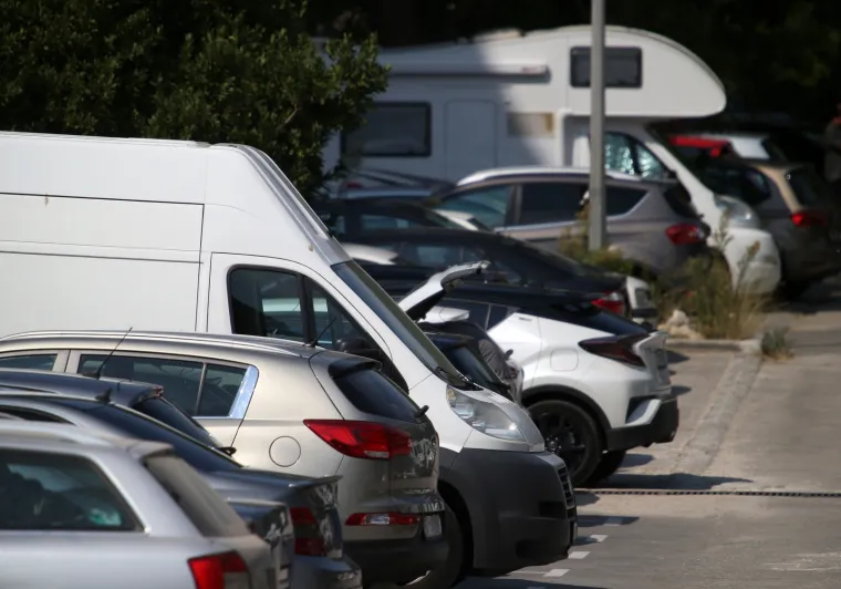 Nitko im ni&scaron;ta ne može: Kamperi i dostavna vozila na parkirali&scaron;tu KBC-a Split, mnogi negoduju