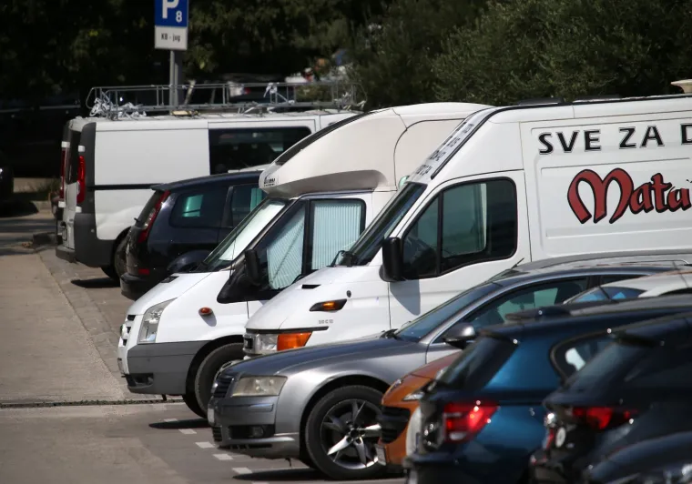 Nitko im ni&scaron;ta ne može: Kamperi i dostavna vozila na parkirali&scaron;tu KBC-a Split, mnogi negoduju