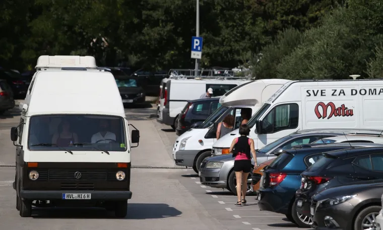 Nitko im ni&scaron;ta ne može: Kamperi i dostavna vozila na parkirali&scaron;tu KBC-a Split, mnogi negoduju