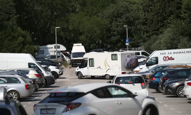 Nitko im ni&scaron;ta ne može: Kamperi i dostavna vozila na parkirali&scaron;tu KBC-a Split, mnogi negoduju